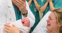 Doğumda Bebeğimi Kucağına Alan Doktor Gözyaşlarına Boğuldu… Eski Kocam Odaya Girince Saklanan Aile Sırrı Herkesi Şoke Etti!