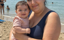 Kayınvalidem, “Plaja gitmeden önce bu kadar yemek yenir mi?” diyerek herkesin içinde benimle alay etti; masadakiler kahkahalara boğuldu. Ama aynı günün akşamında, gün batarken sahile koşup bana parmağını uzatarak, “Bunu bana nasıl yaparsın?!” diye bağıran kişi yine o oldu.