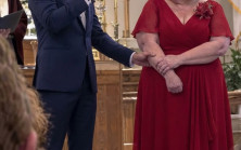 “Kızım Düğününe Gelmememi İstedi… Ama Damat Beni Görünce Nikâhı Durdurdu ve Herkesin Önünde Hayatımı Değiştiren Gerçeği Açıkladı”