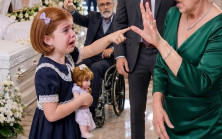 6 Yaşındaki Kızım Tabutun Başında Gerçeği Haykırdı: “Anneannem Yalan Söylüyor!” O An Ortaya Çıkan Sır Ailemizi Sonsuza Dek Değiştirdi