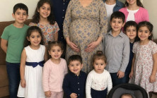 KOCAM, 14. ÇOCUĞUMUZA HAMİLE OLDUĞUMU ÖĞRENDİĞİNDE VALİZİNİ TOPLAYIP BAŞKA BİR KADIN İÇİN BENİ VE ÇOCUKLARIMIZI TERK ETTİ… YILLAR SONRA DİZLERİNİN ÜZERİNDE GERİ DÖNÜP ONU AFFETMEM İÇİN YALVARDI — AMA ONA YILLARDIR SAKLADIĞIM ŞEYDEN HABERİ YOKTU.
