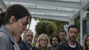 Durakta başıboş bir köpek genç bir kızın üzerine atladı ve daha önce ağzında taşıdığı beyaz bir zarfı ona uzattı