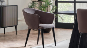 Yaşlı 70 yaşındaki bir anne, tıbbi tedavisi için maddi yardım istemek üzere oğluna gider.