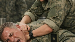 Bizi rezil etmeden önce bu kışladan ayrılsan iyi olur