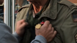 Bir gazi duvara fırlatıldıktan sonra madalyasını kaybetti