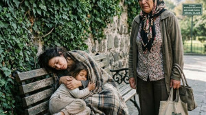 Onu 6 yaşındaki 6 yaşındaki kızıyla birlikte bir bankta uyurken buldu