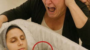 Anne yüksek sesle ağlıyordu ve kızının yanına gömülmeyi istiyordu, fakat sonra ona daha yakından eğildi
