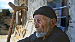 Babamın mirası paylaşıldığı gün, ağabeyim evi aldı, ablam da kamyoneti. Bana ise eğri, çürümüş kırmızı bir gardırop bıraktılar