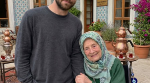 Bir huzurevinde yaşlı bir kadının oğluymuş gibi davranmam için bana para ödediler