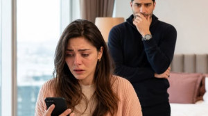 Kocamın metresi öldü… ve cenazeden sadece üç gün sonra kapıma geldi.