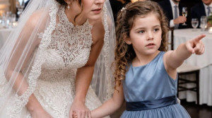 5 yaşındaki kızım gelinliğimi çekiştirip fısıldadı, “Anne, yeni baba kötü bir şey yaptı