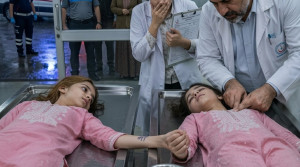 Doktor, otopsi masasında ölü olarak ilan edilen ikiz kızların zayıf kahkahalarını duyunca şoke oldu