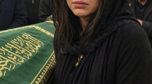 22 yıllık evliliğin ardından, kocam hastane yatağından bir yabancının adını fısıldadı; cenazesinde o kadın yanıma geldi ve “BANA SESSİZ KALMAMI YALVARDI” dedi.