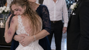 Gelinliğiyle Gece Yarısı Annesinin Kapısını Çaldı: Düğün Gecesindeki Gerçek Her Şeyi Değiştirdi