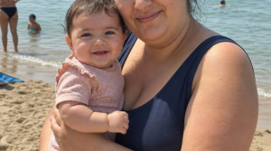 Kayınvalidem, “Plaja gitmeden önce bu kadar yemek yenir mi?” diyerek herkesin içinde benimle alay etti; masadakiler kahkahalara boğuldu. Ama aynı günün akşamında, gün batarken sahile koşup bana parmağını uzatarak, “Bunu bana nasıl yaparsın?!” diye bağıran kişi yine o oldu.