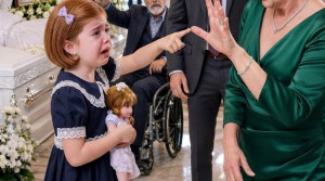 6 Yaşındaki Kızım Tabutun Başında Gerçeği Haykırdı: “Anneannem Yalan Söylüyor!” O An Ortaya Çıkan Sır Ailemizi Sonsuza Dek Değiştirdi