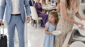 Eve İki Gün Erken Döndüm… Annemin Eşime ve 5 Yaşındaki Kızıma Yaptıklarını Öğrenince Hayatımızı Değiştiren Kararı Verdim