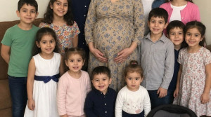 KOCAM, 14. ÇOCUĞUMUZA HAMİLE OLDUĞUMU ÖĞRENDİĞİNDE VALİZİNİ TOPLAYIP BAŞKA BİR KADIN İÇİN BENİ VE ÇOCUKLARIMIZI TERK ETTİ… YILLAR SONRA DİZLERİNİN ÜZERİNDE GERİ DÖNÜP ONU AFFETMEM İÇİN YALVARDI — AMA ONA YILLARDIR SAKLADIĞIM ŞEYDEN HABERİ YOKTU.