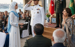 Üvey anne, eski askerî törende kızını alaycı sözlerle en arka sıraya oturtmuştu.
