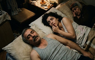Düğün gecemde, kayınpederim kolunun altında bir yastıkla odamıza girdi ve “varisi çağırmak için” aramızda uyuyacağını söyledi