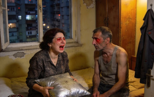 On sekiz yıl boyunca adam yatağın ortasına bir yastık koyup karısına dokunmadı.