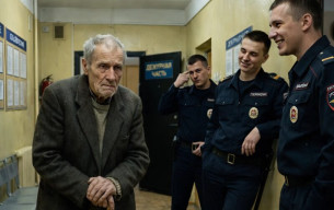 Polis karakolunda 80 yaşındaki bir adama güldüler