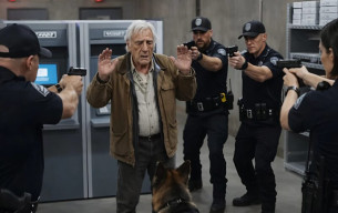 Bir polis memuru, suç mahallinde yakalanan bir suçluyu köpeğe saldırması için emretti