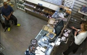 Eskişehir Tepebaşı’nda bir bijuteri mağazasına müşteri kılığında