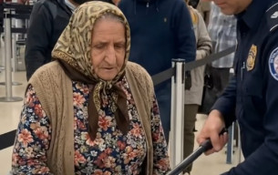 Yaşlı bir kadının bagaj kontrolü sırasında
