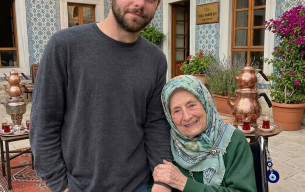 Bir huzurevinde yaşlı bir kadının oğluymuş gibi davranmam için bana para ödediler