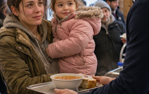 bir yemek kuyruğunda bekliyordu