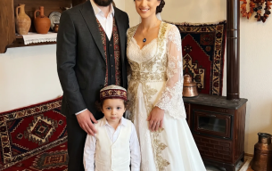 Bekar bir anneyle evlendiğim için annem beni reddetti.