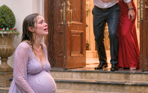 Kocam gözlerimin içine baktı ve ‘Belgeleri imzala! Evi, iki milyonu alırsın, başka hiçbir şey almazsın’ dedi. Sonra hamile metresi onun gömleğini giyerek oturma odama girdi. Bana yapabileceği en kötü şeyin ihanet olduğunu düşünüyordum—ta ki üç gün sonra, kayınvalidemin cenazesinde avukat vasiyeti açana ve kocamın yüzü bembeyaz olana kadar. İşte o an her şey değişti.