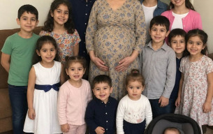 KOCAM, 14. ÇOCUĞUMUZA HAMİLE OLDUĞUMU ÖĞRENDİĞİNDE VALİZİNİ TOPLAYIP BAŞKA BİR KADIN İÇİN BENİ VE ÇOCUKLARIMIZI TERK ETTİ… YILLAR SONRA DİZLERİNİN ÜZERİNDE GERİ DÖNÜP ONU AFFETMEM İÇİN YALVARDI — AMA ONA YILLARDIR SAKLADIĞIM ŞEYDEN HABERİ YOKTU.