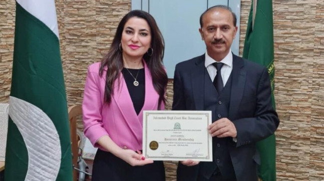 Avukat Aygün Aliyeva, İslamabad Yüksek Mahkemesi Barosu Onursal Üyesi alan ilk avukat oldu.