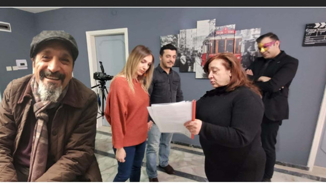 50 YILLIK BAŞARILI EFSANE SİNEMA YÖNETMENİ M.ALİ GÜNDOĞDU ADANALI ÜNLÜ GENÇ YETENEKLİ AV.SENİHA KADER VARAT’I KEŞFETTİ
