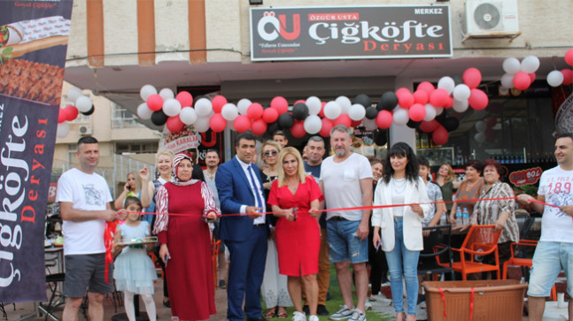 ÖZGÜR USTA ÇİĞKÖFTE DERYASI 4.MERKEZ ŞUBESİNİ DİLLERE DESTAN BİR TÖRENLE AÇTI