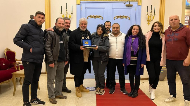 A Haber Ajansı’nın İngiltere Temsilcisi Serap Arnavut’tan Tiyatro Mavra’ya Ödül