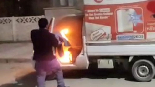 Savcı yanan aracı söndürerek büyük bir faciayı önledi