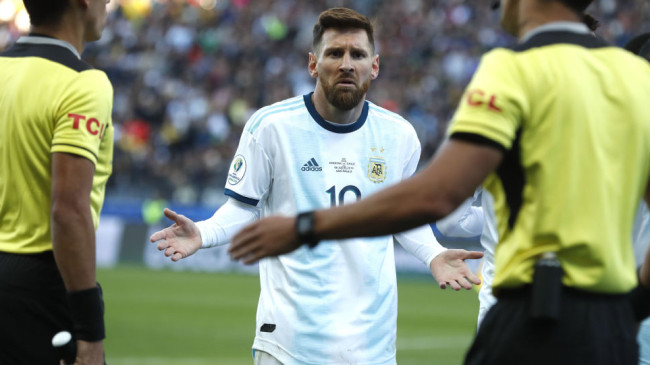 Messi’ye 3 ay futboldan men cezası 